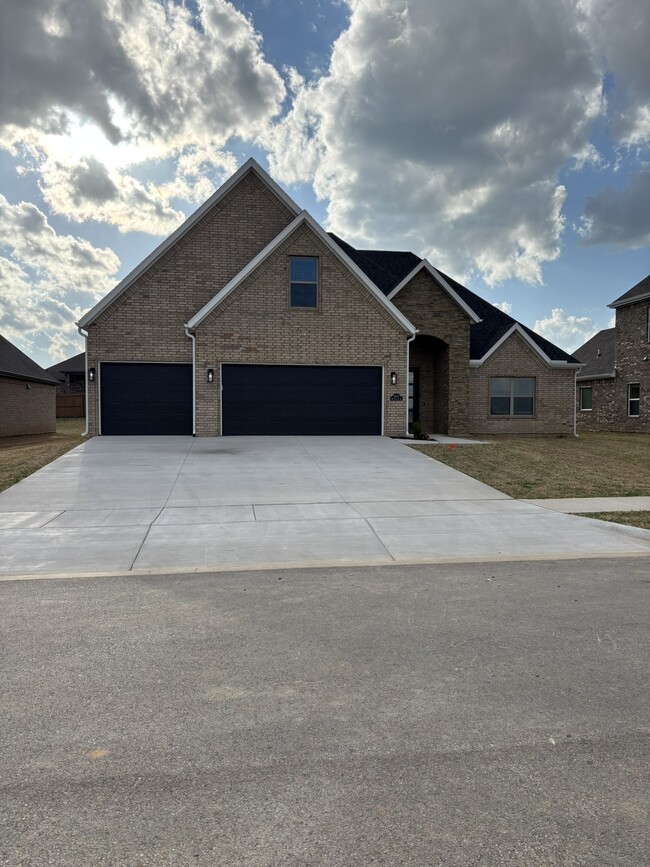 Building Photo - 2604 SW Blustery Dr