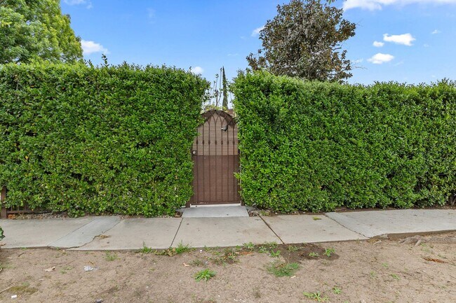Foto del edificio - 6742 Sunny Brae Ave