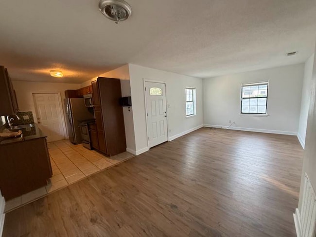 Building Photo - 802 Apache St