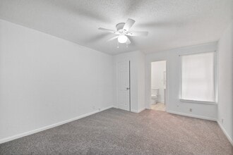 Building Photo - 806 E Emily Ave