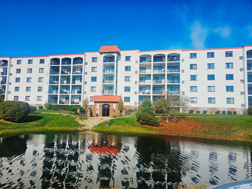 375 Plum Creek Dr Unit 302, Wheeling, IL 60090 Condo for Rent in