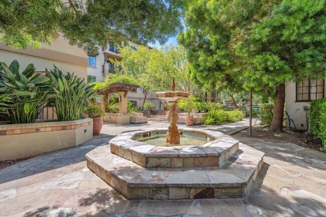 Foto del edificio - Updated Top Floor Unit -- Perfect Commuter...