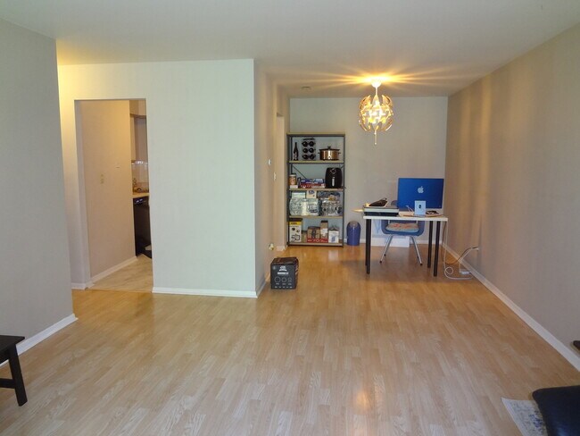 Building Photo - 1002 Castilian Ct