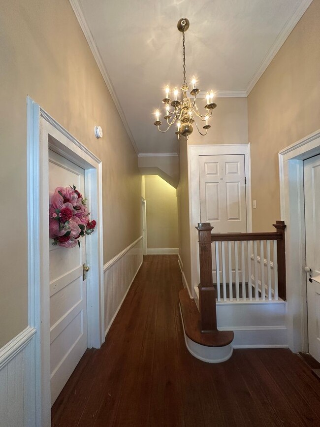 Building Photo - 2 Bed 1 Bath Apartment with Historic Charm
