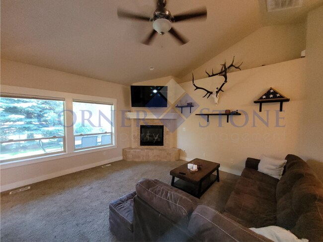 Building Photo - Fabulous Home with Community Pool!