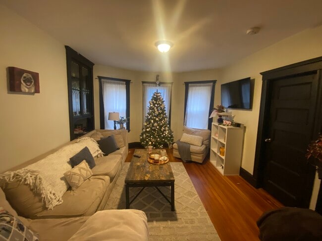 Building Photo - 10 Taft St