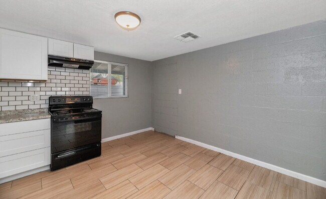 Foto del edificio - 2BR Unit with Private Backyard One Level