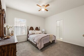 Building Photo - 9211 Memorial Hills Dr