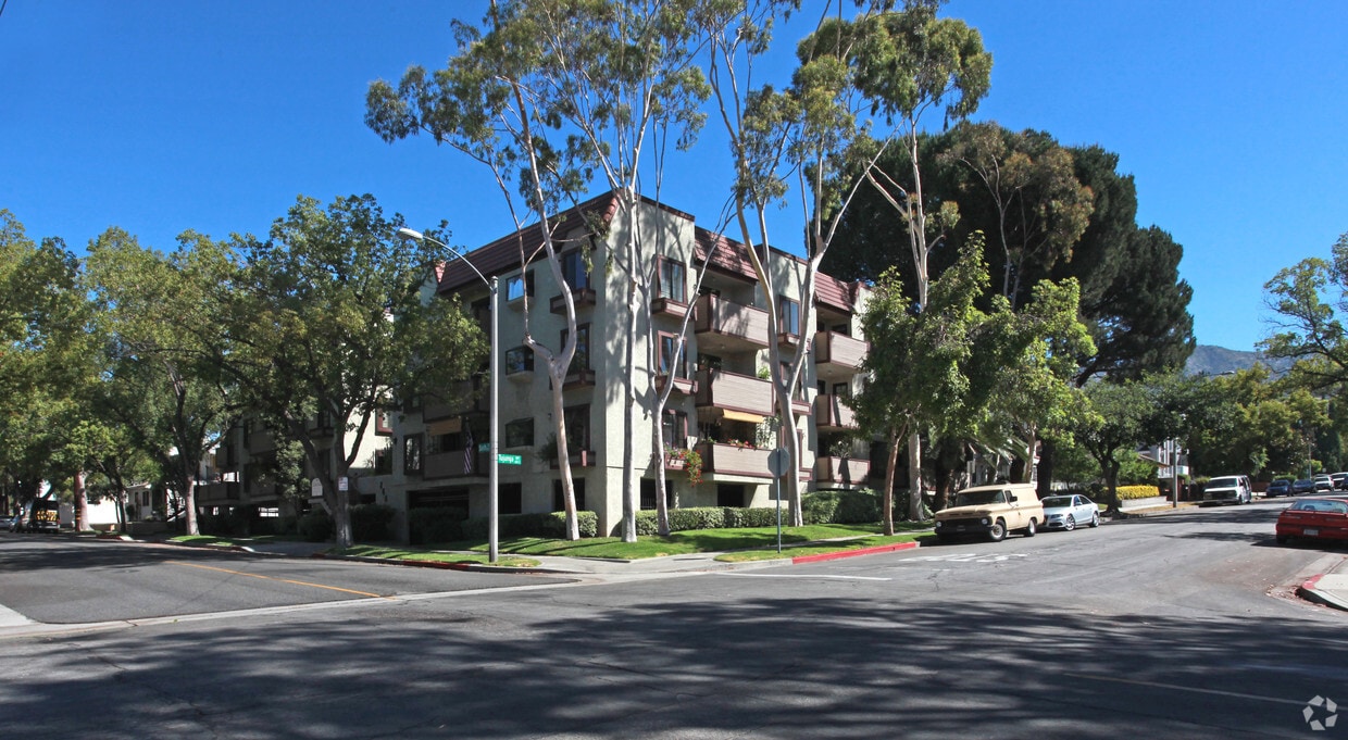 Primary Photo - Breckenshire Deluxe Apartments