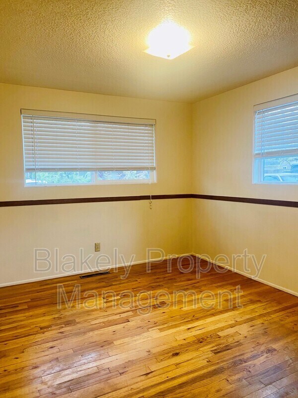 Building Photo - 7003 Brentwood Dr