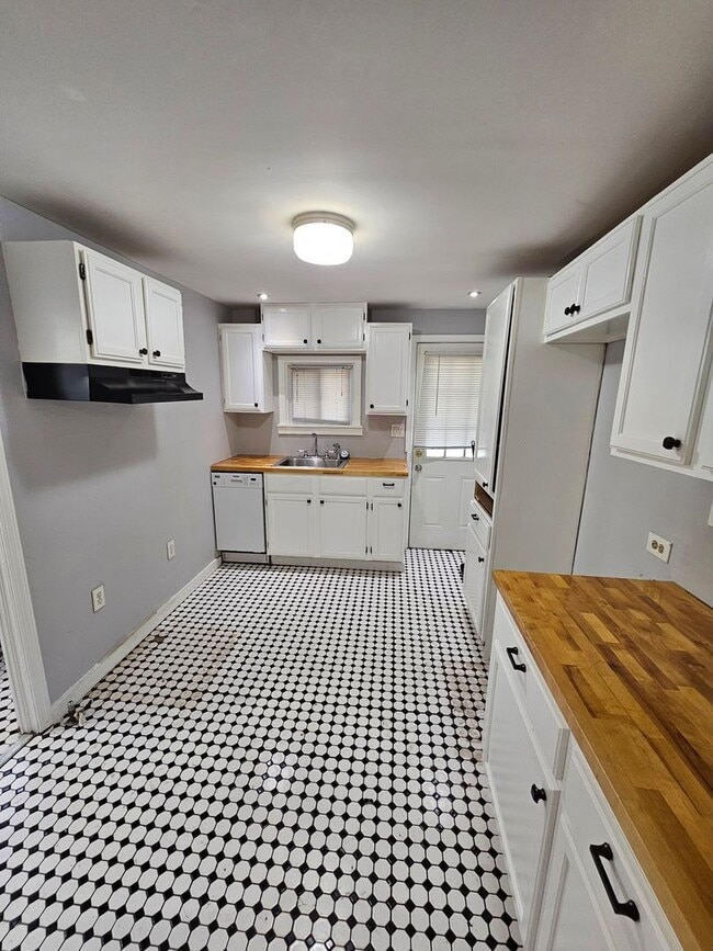 Foto del edificio - CLEAN AND MOVE IN READY 2 Bedroom For Rent in Tremont!!!