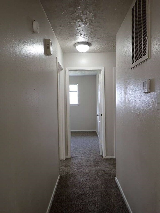 Foto principal - 327 Oakdale Dr