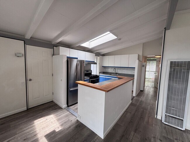 Foto del edificio - CUPERTINO-charming Eichler house for rent in the heart of Cupertino