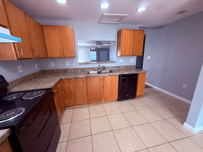 Building Photo - Jackson Heights Beautiful  3/2 Homec