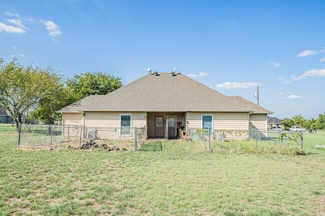 Foto del edificio - 3 bedroom 2 bath duplex in Weatherford ***  Move in Special $500.00 off first months rent***