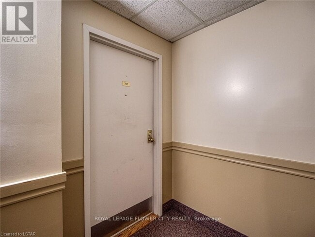 Building Photo - 860-860 Commissioners Rd E