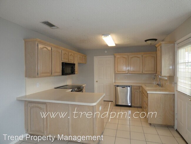 Building Photo - 3 br, 2.5 bath House - 979 Meadow Circle N.