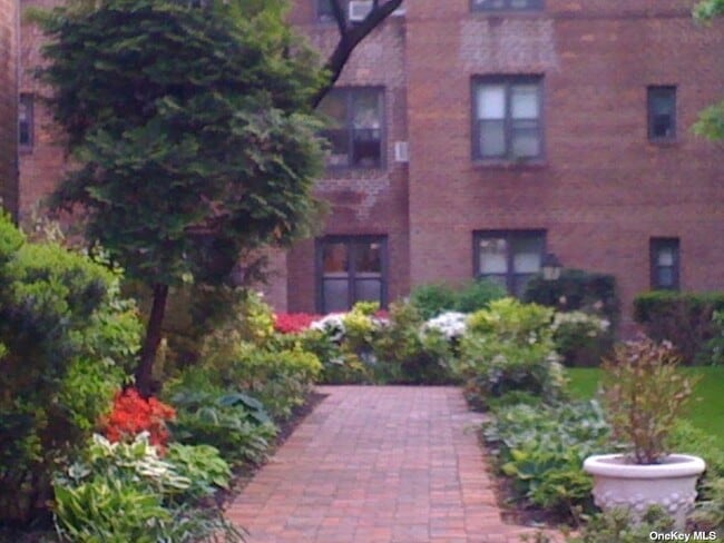 Building Photo - 2 Town House Pl