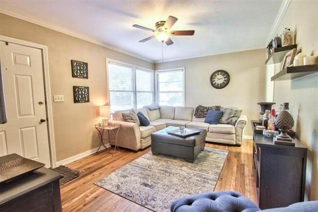 Photo - In Town Location On This Charming Cottage House