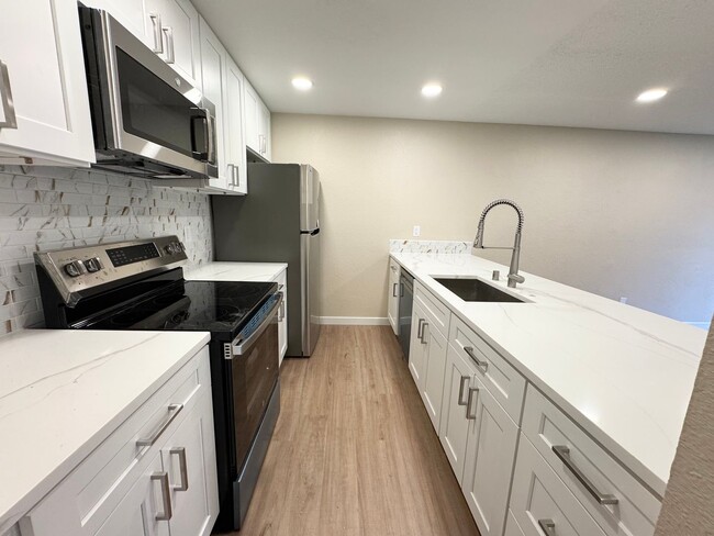 Building Photo - Beautiful Modern remodeled 1 bedroom condo...