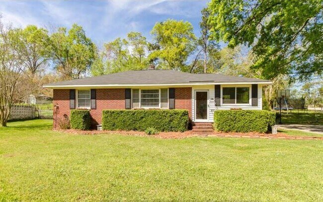 Building Photo - 1215 Eisenhower Dr