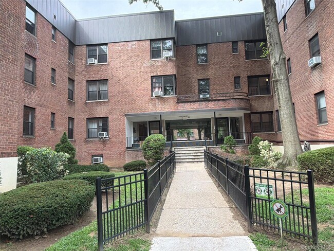 Foto del edificio - 21 Schenck Ave