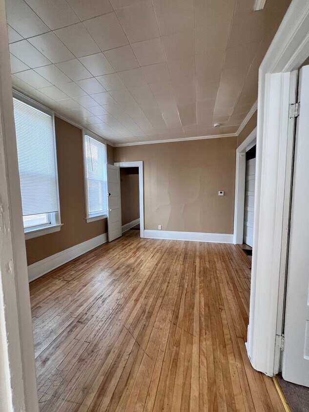 Foto principal - 2407-2409 N. Farwell Ave.