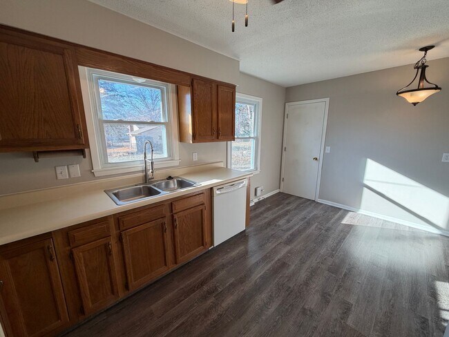 Foto del edificio - 3-Bedroom Home with Garage & Basement – Easy Access to Dodge St. | 1,040 SF