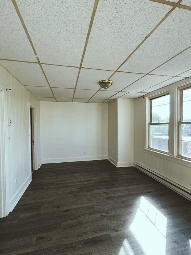 Building Photo - Cozy and private studio apartment