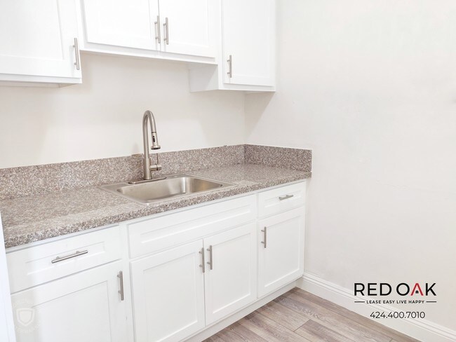 Building Photo - Studio with Bonus Room and Great View!