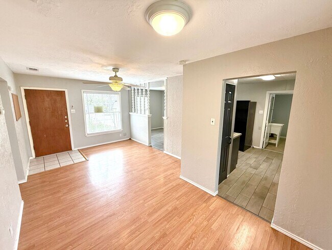 Foto del edificio - **APPLICATION RECEIVED** AVAILABLE NOW! 3 ...