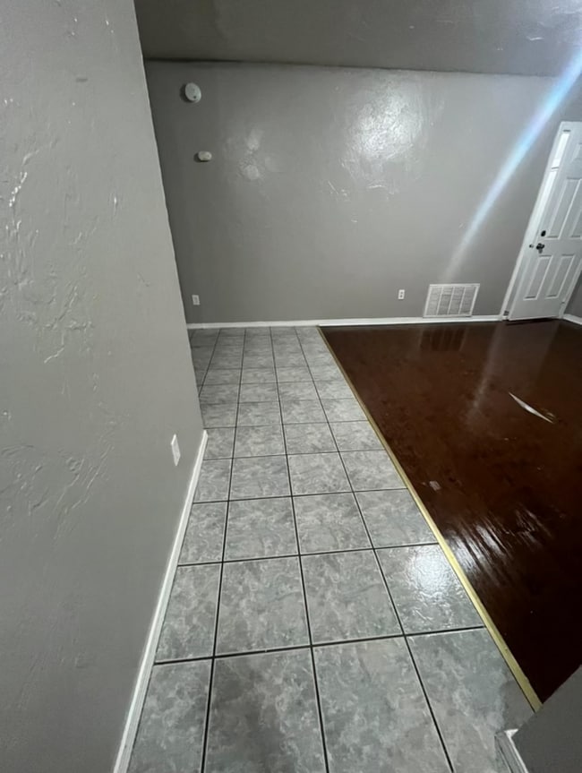Building Photo - Section 8 Approved Home in Moore! **DEPOSI...