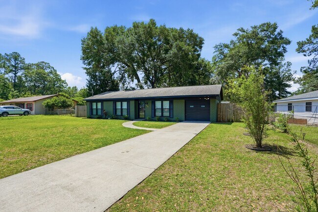 Foto del edificio - 703 Pineview Ct