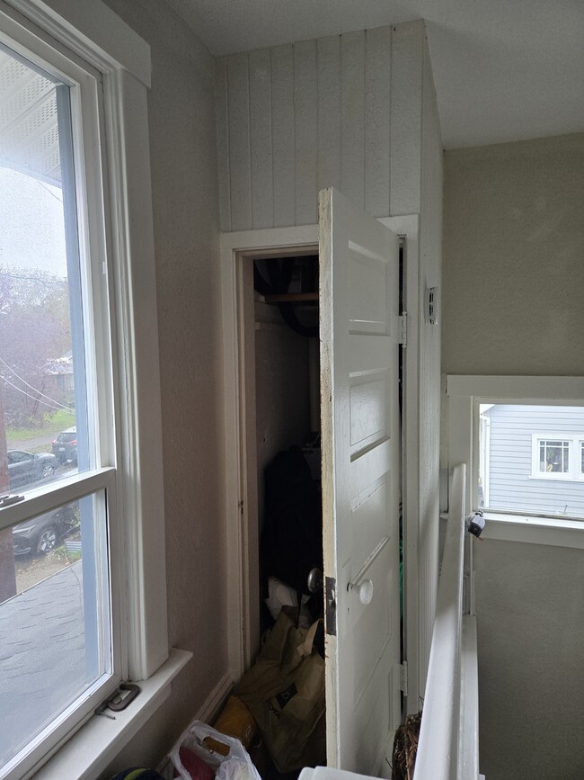 Armario de almacenamiento en el rellano - 6518 25th Ave NW