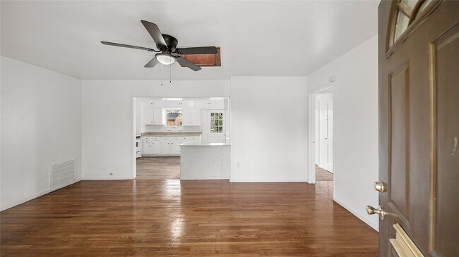 Foto del edificio - 8171 Redfern Dr