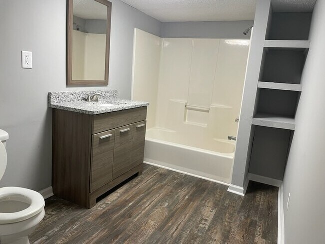 Building Photo - Fully Renovated Townhome in the Heart of H...