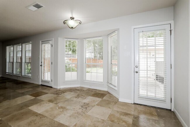 Foto del edificio - 108 N Rockfern Ct