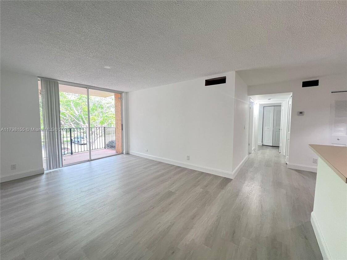 Foto principal - 10733 Cleary Blvd