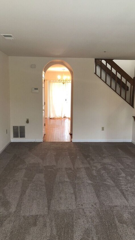 Building Photo - Large and Very Nice 3-bedroom Townhouse