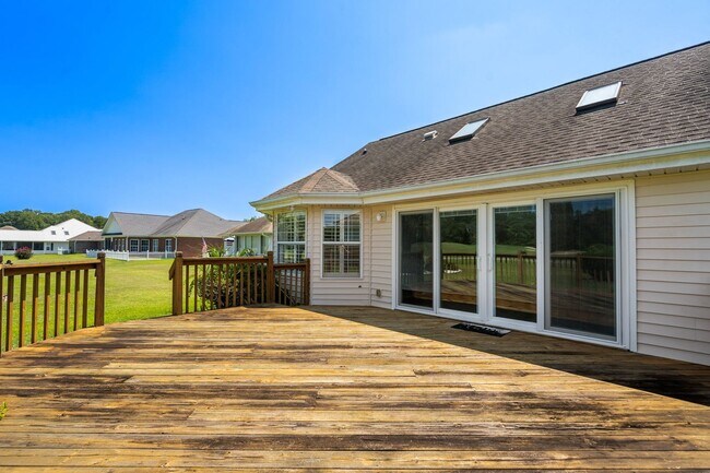 Foto del edificio - Golf Course Living Just Minutes from North Myrtle Beach – Long-Term Rental in Aberdeen