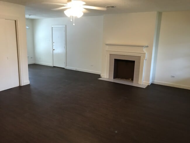 Building Photo - Apartment *UPSTAIRS* LEASING SPECIAL AVAIL...