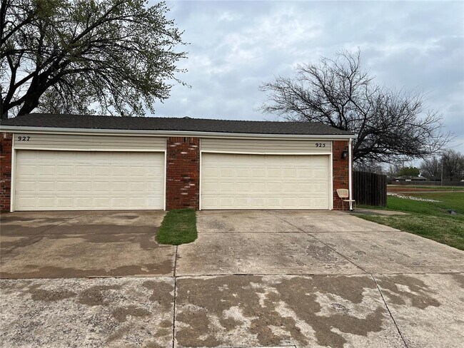 Building Photo - 927 Swan Lake Ct