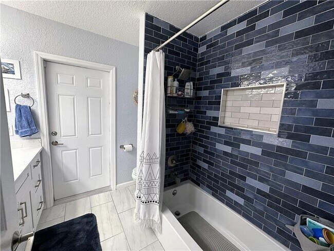 Foto del edificio - 5052 Woodstone Cir W