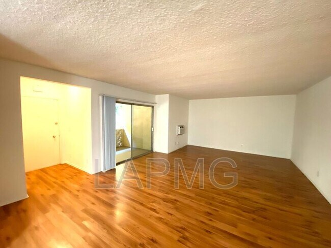 Building Photo - 5452 Lindley Ave