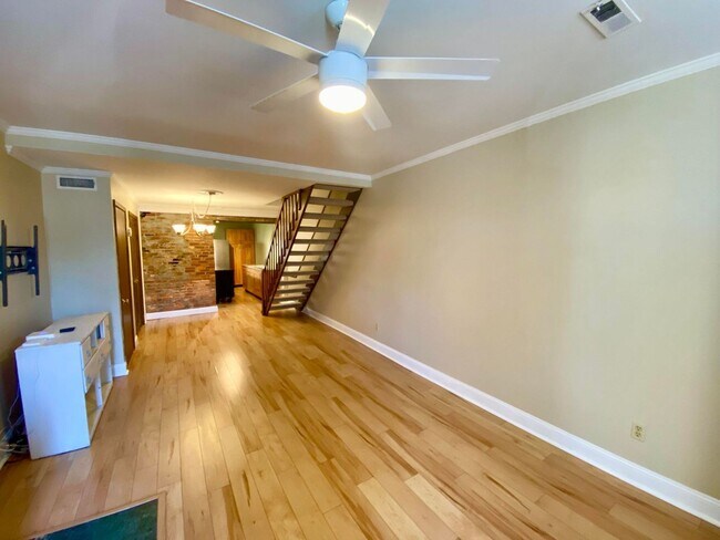Building Photo - Lovely Three-Bedroom/2.5 Bath Fells Point ...