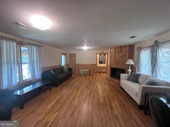Foto del edificio - 844 Shorewood Cir