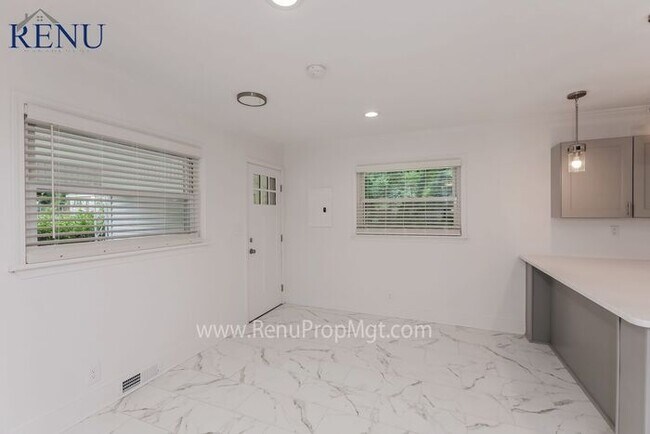 Foto del edificio - Available Now!