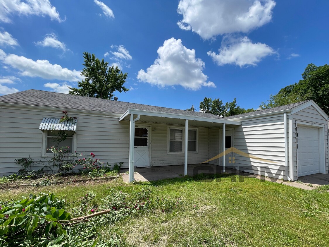 Foto principal - Large 3 bedroom with fenced in yard