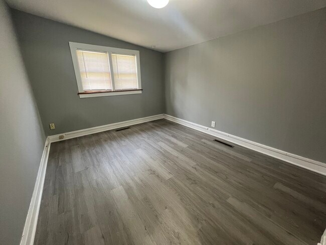 Foto del edificio - 1224 N Cedar Rd