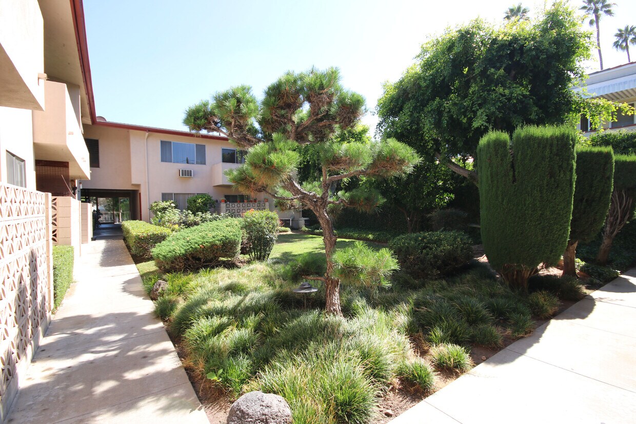 Building Photo - 1308 Huntington Dr